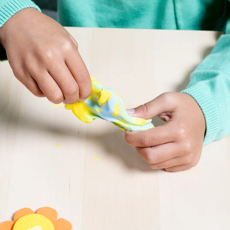 Ooly Creatibles DIY Air Dry Clay Kit 24 Colours Playdough Sand Toys Art and craft for kids 6yrs 